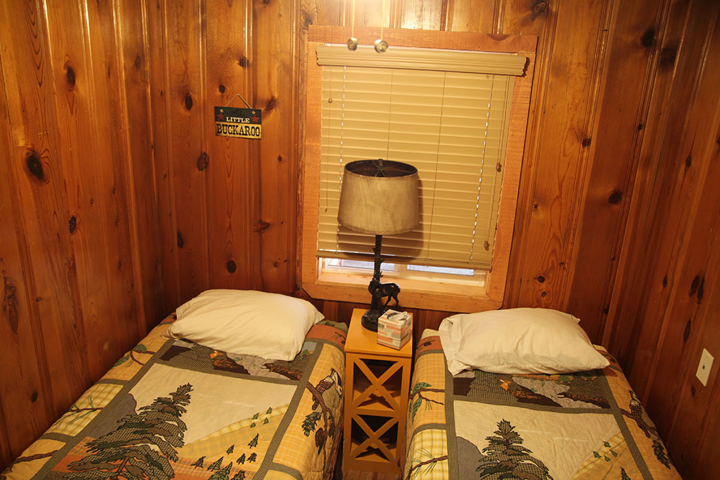 Bedroom 2 iwth two (2) twin beds